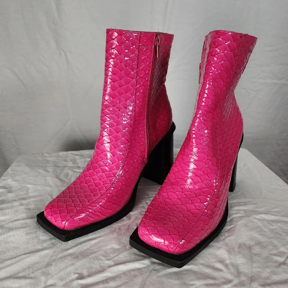 Daisy Street Exclusive heeled boots in pink croc - Picture 3 of 8